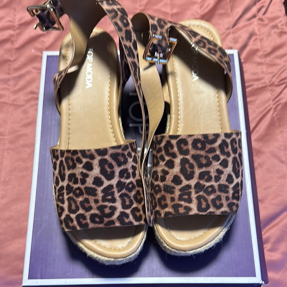 TOP Moda Brown Leopard Print Sandals